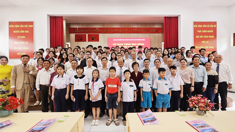 福建励学会举行年度福建优秀生奖助学金颁发仪式。图：心雨