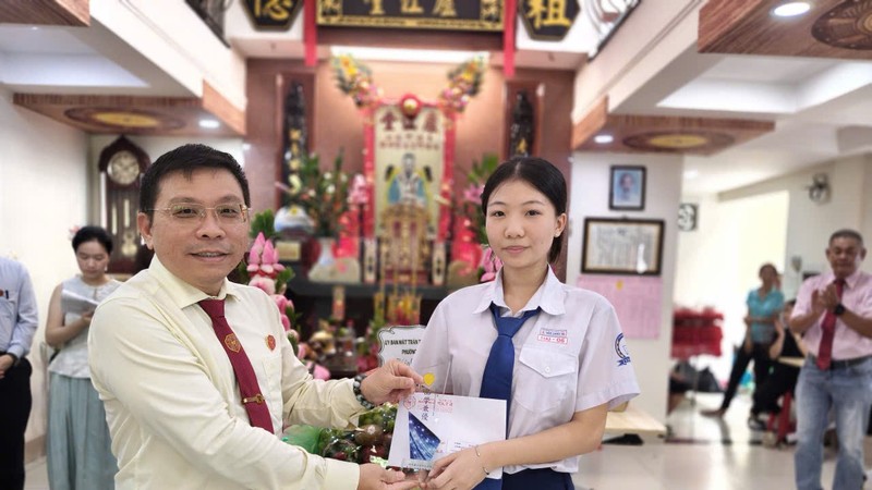何俊昌会长颁赠奖学金给2025年度胡志明市华文科优秀生何美珊同学。图：心雨