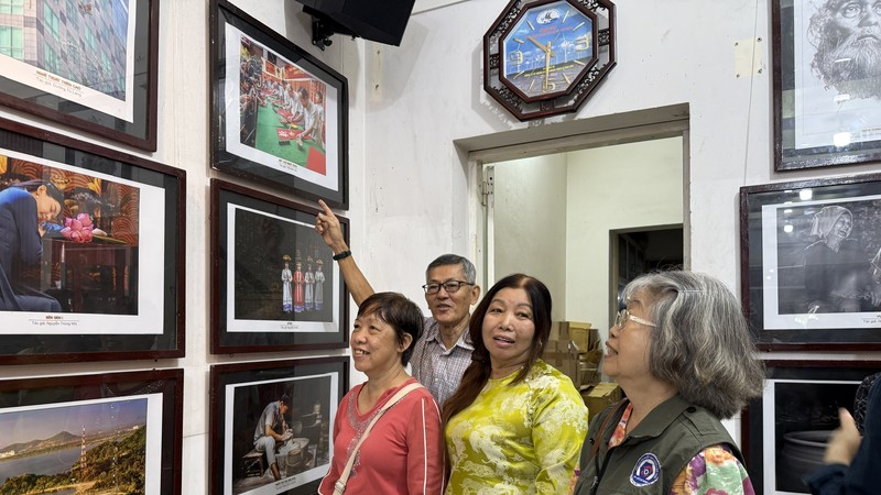 华人摄影家、华人艺人在观赏获展作品。图：心雨