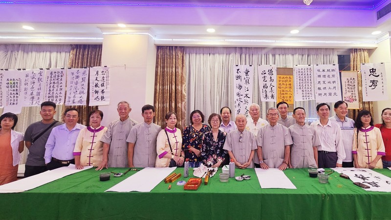 书法会敬老联欢暨书法交流聚会 。图：心雨