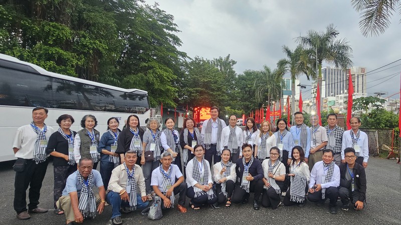 胡志明市各民族文化艺术协会组织会员及优秀文艺工作者参加“感恩之夜”特别文艺节目。图：心雨