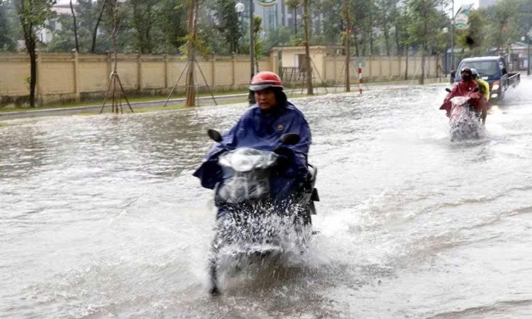 中部多个地方出现中雨、大雨，局部地区有暴雨。图：越通社