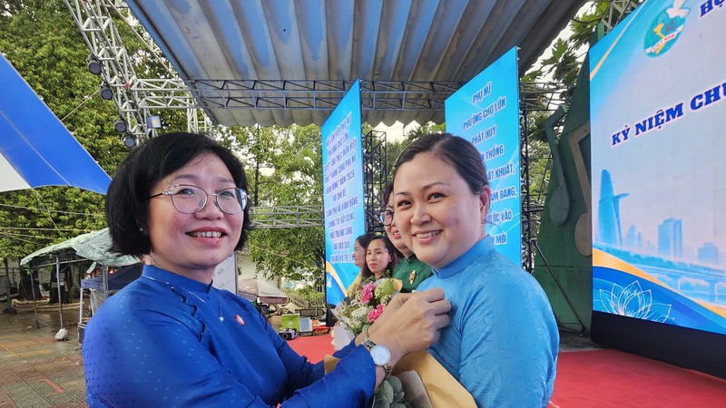 坊党委书记黄玉女芳红向华人妇女吳丽株颁发纪念章。图：心雨