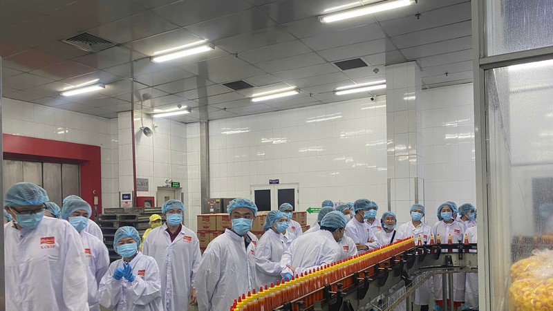 华企参观cholimex food 生产间。图：心雨