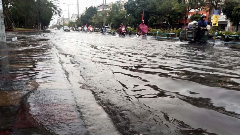 河靖省至岘港市各地持续出现强降雨，存在发生城市内涝、山洪及山体滑坡的风险。图：越通社