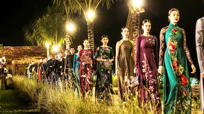Trương Thị May hóa "cụ bà đẹp nhất thế giới" trong show diễn thời trang áo dài