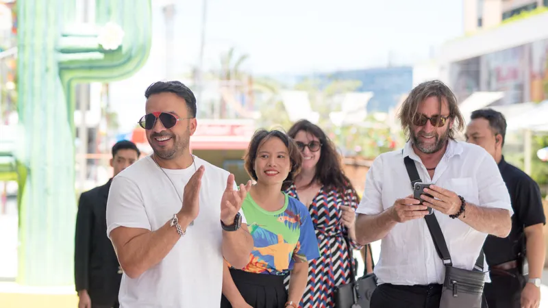 Luis Fonsi biểu diễn ca khúc tỷ view "Despacito" bản phối hoàn toàn mới tại Việt Nam