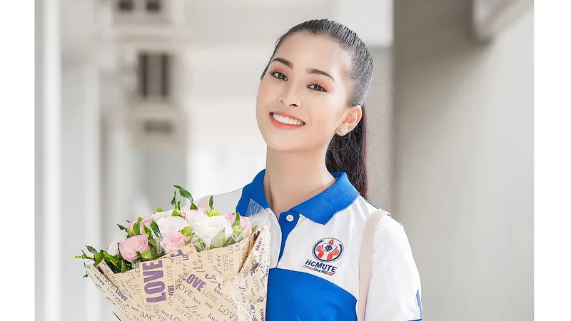 Hoa hậu Tiểu Vy về trường, tham gia buổi học đầu tiên