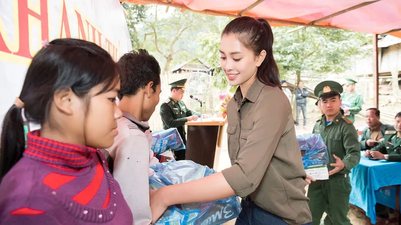 Hoa hậu Tiểu Vy trở lại thăm bà con bản Nịu