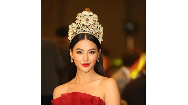 Phương Khánh xuất hiện quyến rũ tại đêm chung kết Miss Earth Singapore 2019