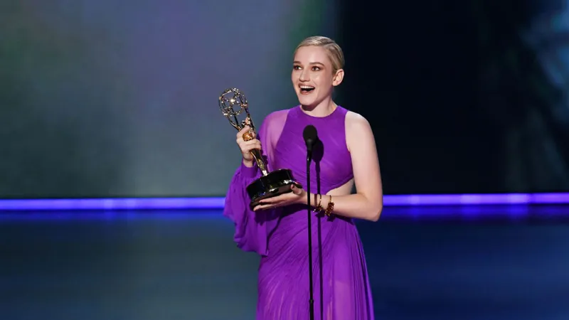 Julia Garner mặc đầm của nhà thiết kế Việt nhận giải thưởng Emmy 2019
