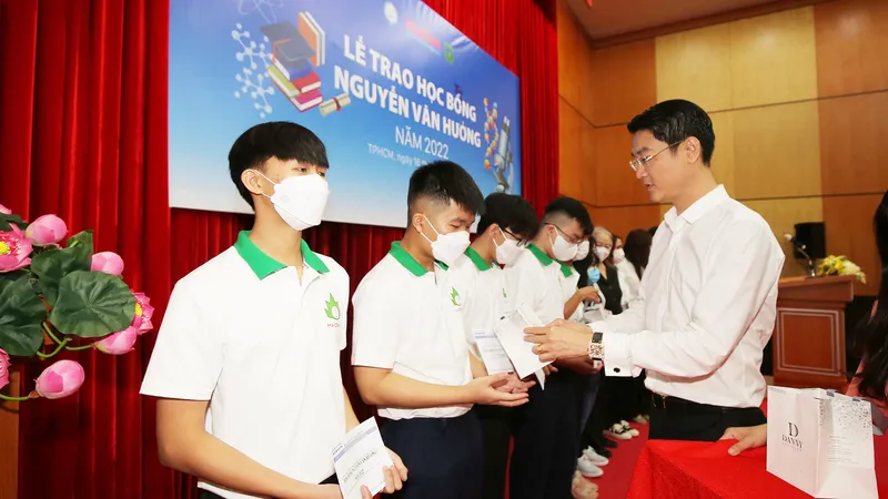 Học bổng Nguyễn Văn Hưởng lần thứ 24: Chắp cánh những giấc mơ blouse trắng