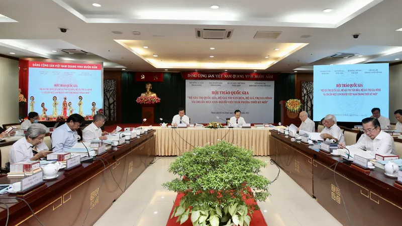 Quang cảnh Hội thảo quốc gia “Hệ giá trị quốc gia, hệ giá trị văn hóa, hệ giá trị gia đình và chuẩn mực con người Việt Nam trong thời kỳ mới” tại điểm cầu TPHCM. Ảnh: DŨNG PHƯƠNG