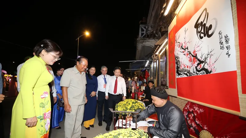 Khai mạc chợ hoa xuân “Trên bến dưới thuyền” Tết Quý Mão 2023