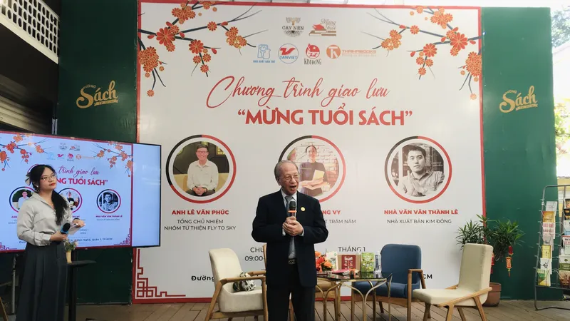 Độc đáo văn hóa mừng tuổi bằng sách