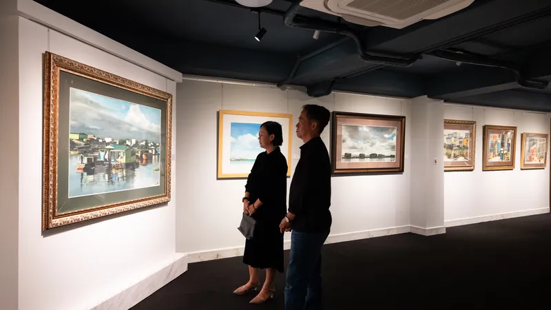 Bóng bình yên - Những sắc màu lam lũ