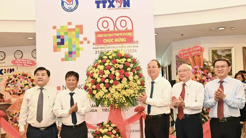 Triển lãm tranh của các nhà báo sáng tác