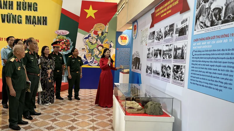 Triển lãm chủ đề “Quân đội anh hùng – Quốc phòng vững mạnh”