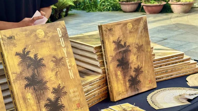 Phong cách hội họa sơn mài đặc sắc của Trần Phúc Duyên