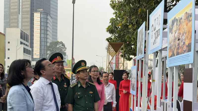 Các đại biểu, khách mời tham quan triển lãm