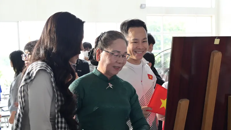 Tự hào thành phố Bác qua ống kính sinh viên trẻ
