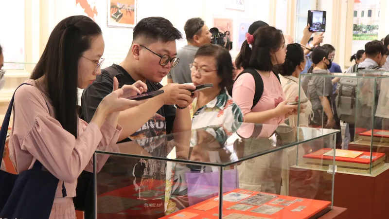 Trưng bày chuyên đề “Hành trình theo chân Bác qua sưu tập tem và bưu ảnh” 