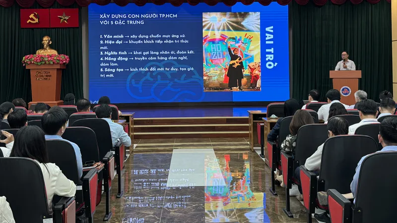 TS Trịnh Đăng Khoa, Chủ tịch Hội đồng Trường Đại học Văn hóa TPHCM, trình bày chuyên đề “Sáng tác văn học, nghệ thuật hướng đến xây dựng con người TPHCM trong giai đoạn mới”.