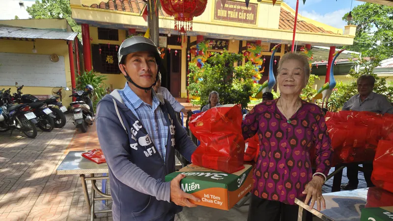 Cô Lại Thị Kim Túy (Sáu Túy) – nữ cán bộ Biệt động Sài Gòn, trao quà cho bà con.