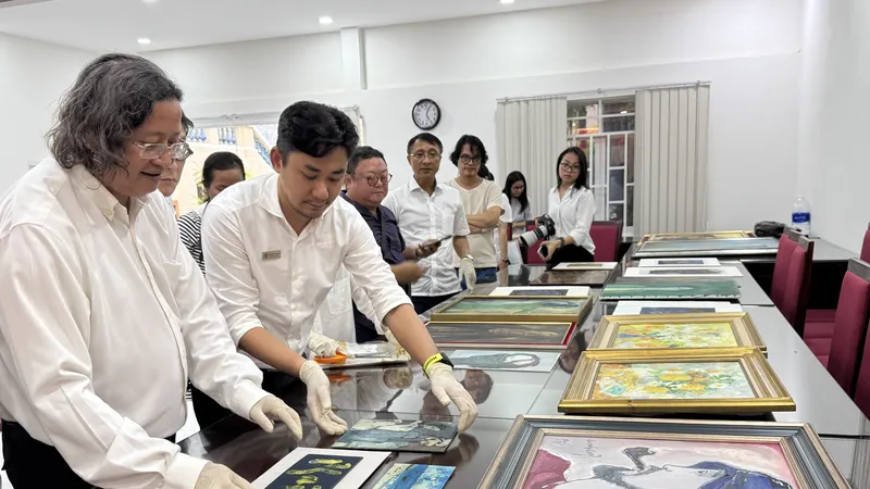 Chiều 22-9, Bảo tàng Mỹ thuật TPHCM mở niêm phong kiện hàng vận chuyển Bộ sưu tập “Từ Mỹ thuật Đông Dương đến Mỹ thuật Gia Định (1925 – 1975)”, được ông bà Lê Tất Luyện – Thụy Khuê hiến tặng