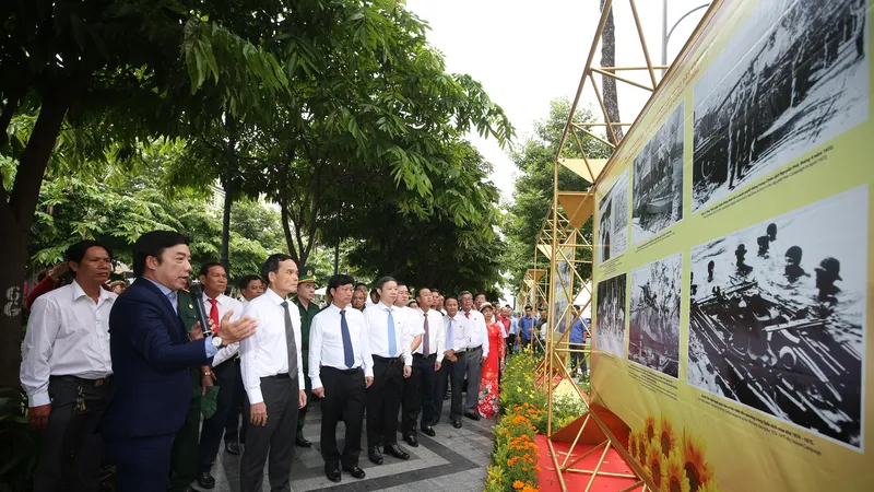Các đồng chí lãnh đạo, đại biểu, khách mời tham quan triển lãm. Ảnh: DŨNG PHƯƠNG