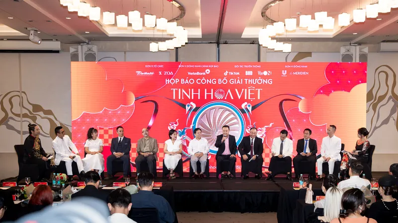 Hội đồng giám khảo giải thưởng Tinh Hoa Việt 2025, chia sẻ thông tin tại buổi ra mắt giải thưởng.