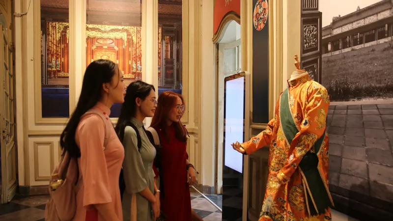 Các bạn trẻ tham quan, tìm hiểu y phục Việt qua các thời kỳ