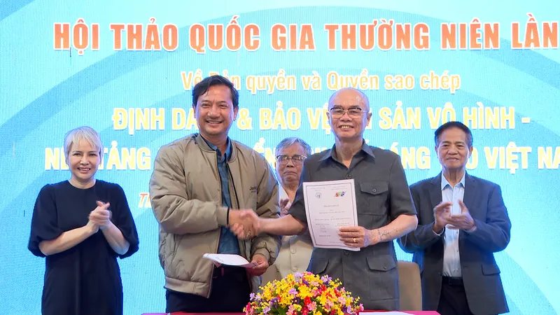 Phó Tổng Biên tập phụ trách Báo và Phát thanh - Truyền hình An Giang Lê Văn Chuyển và ông Hoàng Trọng Quang, Chủ tịch Hiệp hội Quyền sao chép Việt Nam ký kết thỏa thuận hợp tác. Ảnh: THIỆN THANH