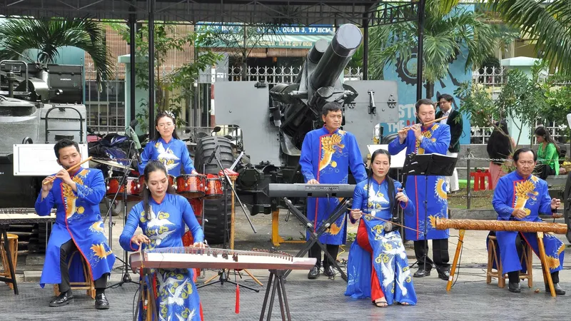 Tiết mục nghệ thuật truyền thống trong không gian Bảo tàng Chứng tích Chiến tranh sáng 24-12