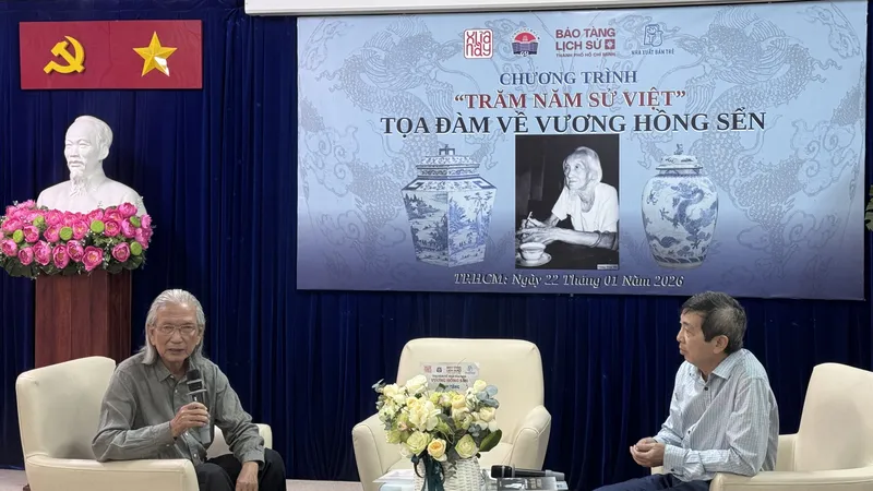 Nhà nghiên cứu văn hóa Trần Đình Sơn (bên trái) chia sẻ về phong cách sưu tầm cổ ngoạn của học giả Vương tại tọa đàm.