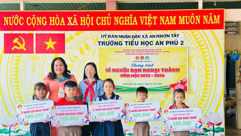 Đoàn phường Chánh Hưng phối hợp với Đoàn xã An Nhơn Tây trao quà hỗ trợ cho các em có hoàn cảnh khó khăn