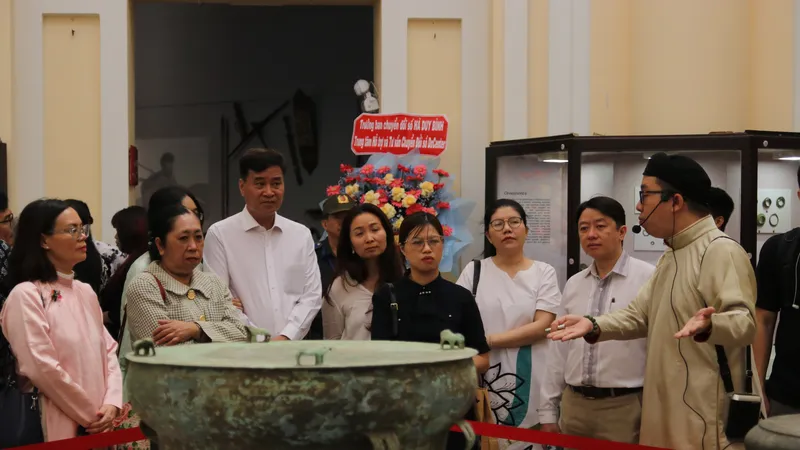 Khách tham quan trưng bày chuyên đề Đồng vọng, giới thiệu hơn 150 hiện vật tiêu biểu thuộc văn hóa Đông Sơn.