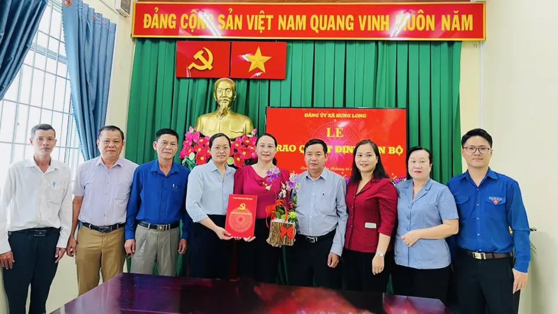 Đảng uỷ xã Hưng Long tổ chức trao quyết định điều động nhân sự.