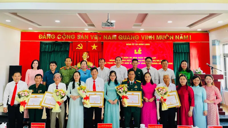 Trao Huy hiệu Đảng đến các đảng viên