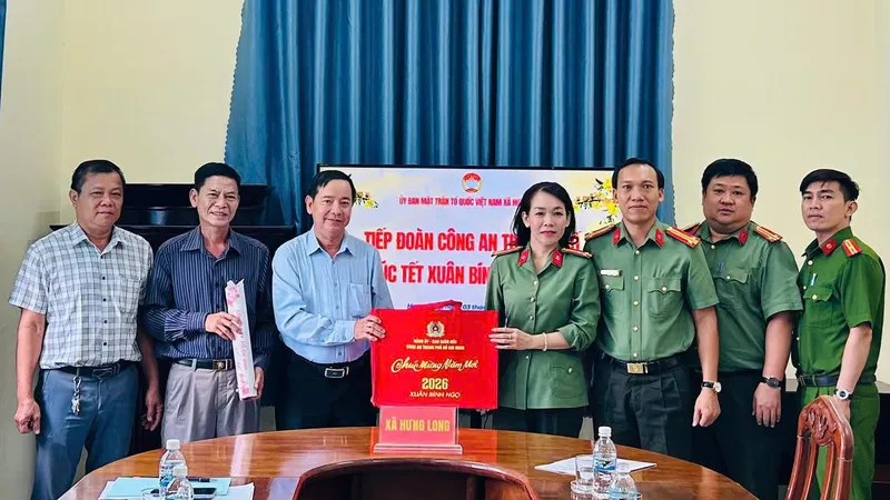 Đoàn công tác Công an TPHCM đến thăm, chúc tết Ủy ban MTTQ Việt Nam xã Hưng Long