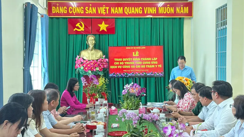 Công bố quyết định thành lập các chi bộ cơ sở trực thuộc Đảng bộ xã Hưng Long (TPHCM)