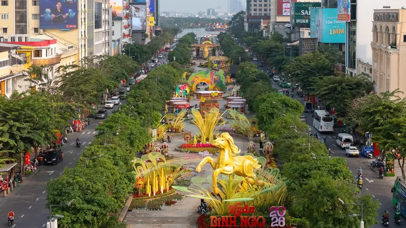 Cận cảnh Đường hoa Nguyễn Huệ Tết Bính Ngọ 2026 từ trên cao.