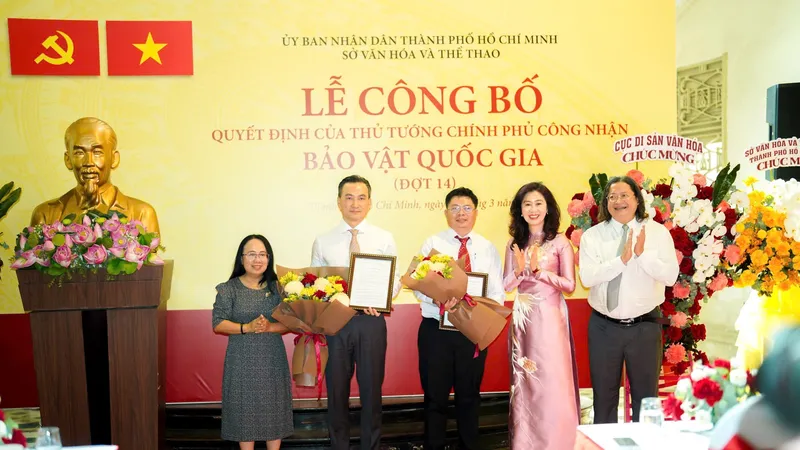 PGS.TS Lê Thị Thu Hiền, Cục trưởng Cục Di sản văn hóa (Bộ VH-TT-DL) và đồng chí Đinh Thị Thanh Thủy, Phó Trưởng Ban Tuyên giáo và Dân vận Thành ủy TPHCM trao quyết định công nhận bảo vật quốc gia. Ảnh: DŨNG PHƯƠNG