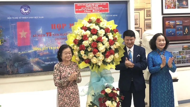 Đồng chí Trương Mỹ Hoa, nguyên Bí thư Trung ương Đảng, nguyên Phó Chủ tịch nước tặng hoa chúc mừng Hội Nhiếp ảnh TPHCM.