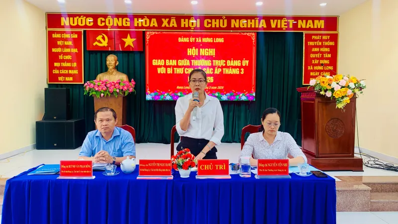 Sáng 19-3, tại Hội trường UBND xã Hưng Long, Thường trực Đảng ủy xã tổ chức hội nghị giao ban định kỳ tháng 3-2026 với cấp ủy các chi bộ ấp trên địa bàn.