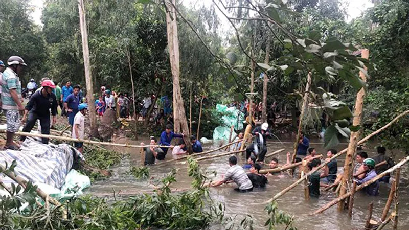 Người dân hàn vá miệng cống bị vỡ 