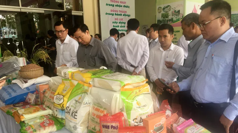 Các doanh nghiệp tham quan gian hàng triển lãm các sản phẩm gạo của Đồng Tháp