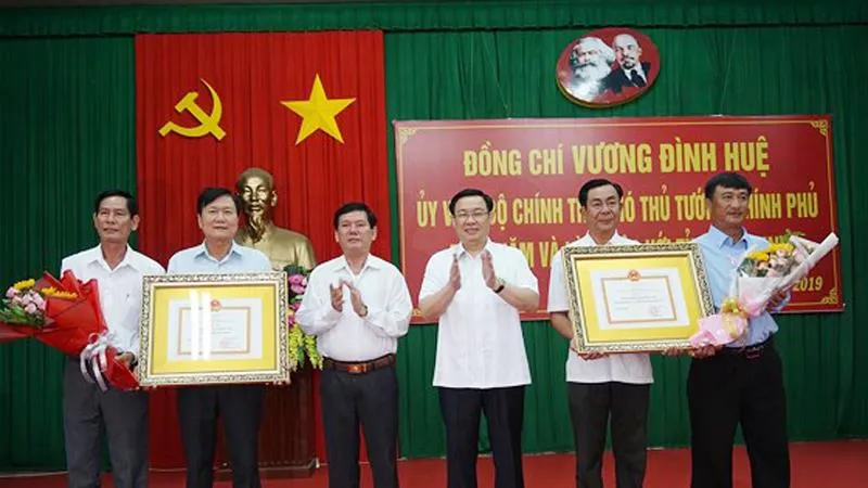 Phó Thủ tướng Vương Đình Huệ trao Quyết định công nhận huyện Tiểu Cần và thị xã Duyên Hải đạt chuẩn nông thôn mới