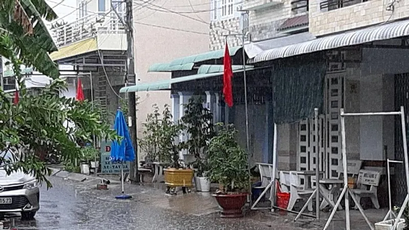 Cơn mưa khá lớn vào trưa nay (28-4) ở TP Cần Thơ. Ảnh: NGỌC DÂN