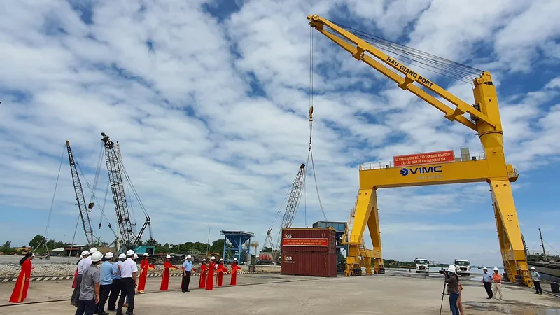 Cần cẩu chân đế Macgregor hiện đại nhất ĐBSCL